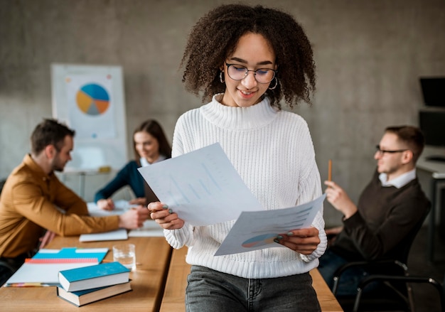 Foto mulher analisando papel durante uma reunião