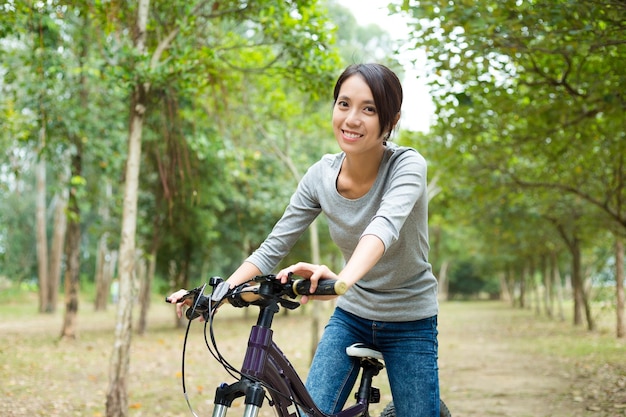 Mulher anda de bicicleta