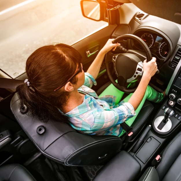 Mulher anda de carro em alta velocidade.