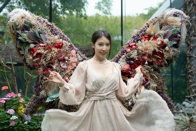 Mulher anda em uma bela exposição de flores no interior