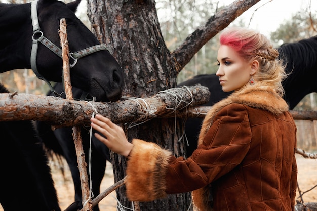 Mulher andando com outono de cavalo na natureza.