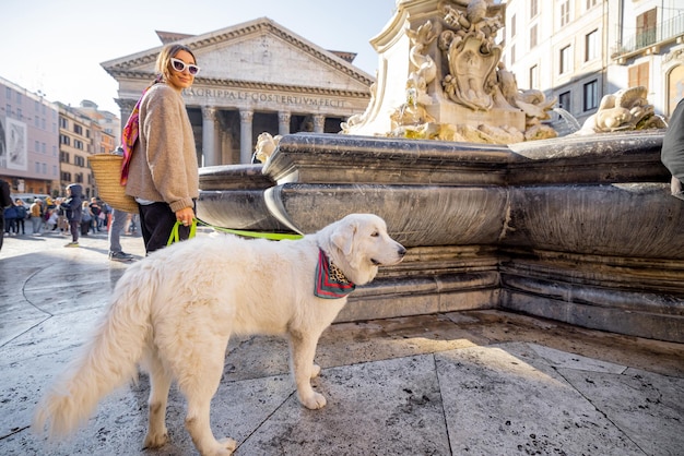 Mulher andando com seu cachorro perto do pantenão em roma