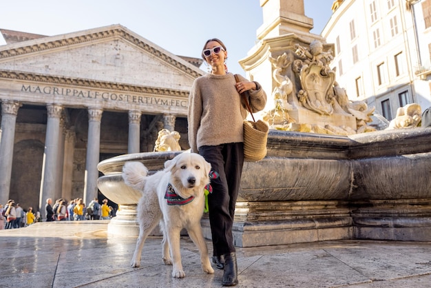 Mulher andando com seu cachorro perto do pantenão em roma