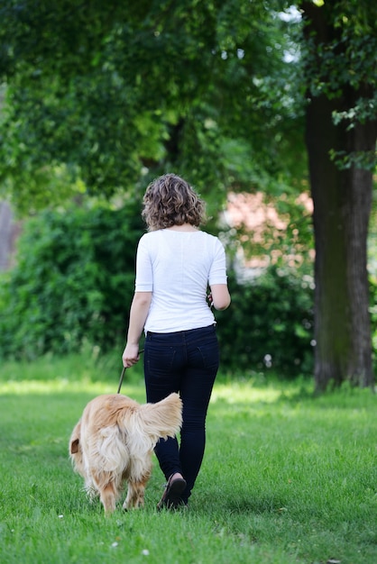 Mulher andando com um cachorro