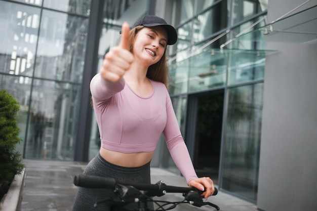 mulher andando de bicicleta ao ar livre