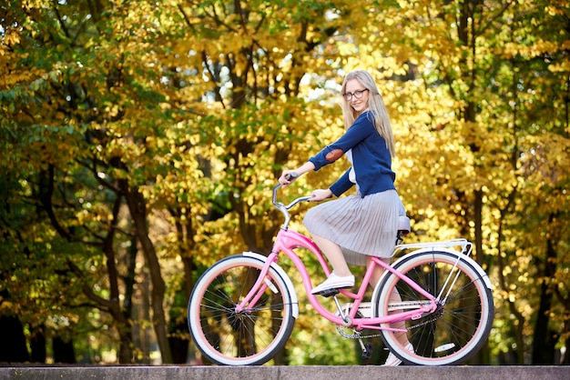 mulher andando de bicicleta moderna senhora rosa