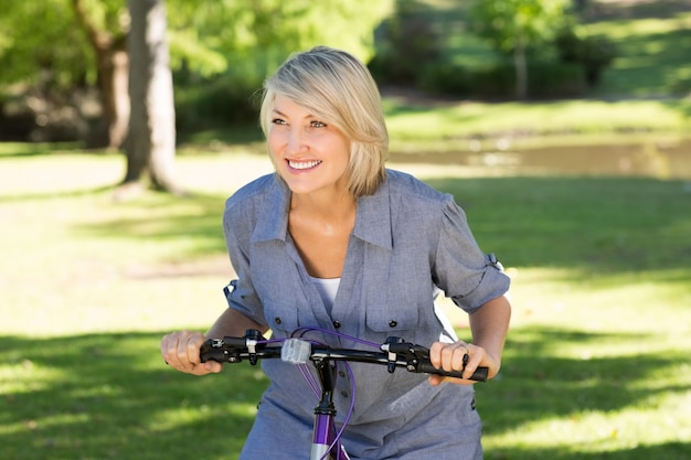 Mulher andando de bicicleta no parque