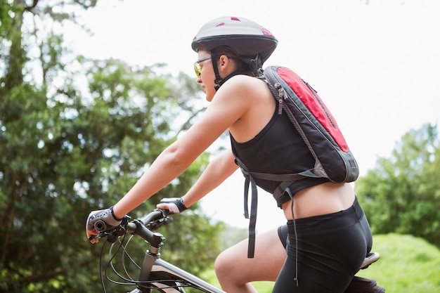 Mulher andando de bicicleta