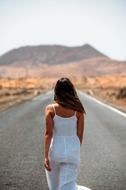 Mulher andando na estrada nas terras altas