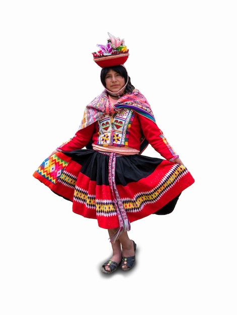 Foto mulher andina com traje típico de cusco em fundo branco.