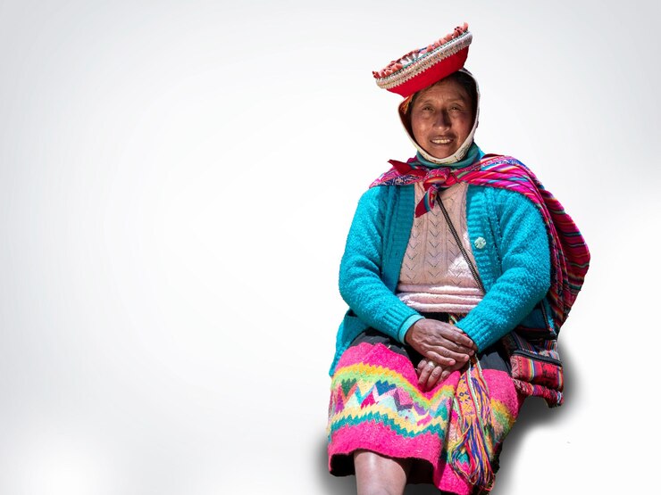 Foto mulher andina com traje típico de cusco em fundo branco.
