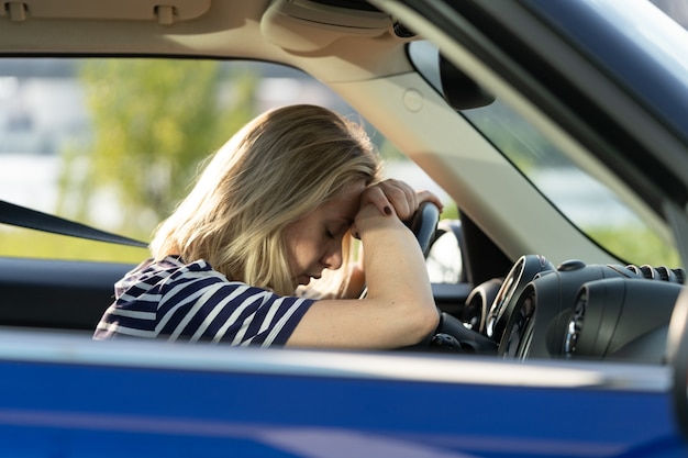 Mulher ansiosa motorista de carro sofre ataque de pânico choro frustrada mulher adulta infeliz dirigindo veículo