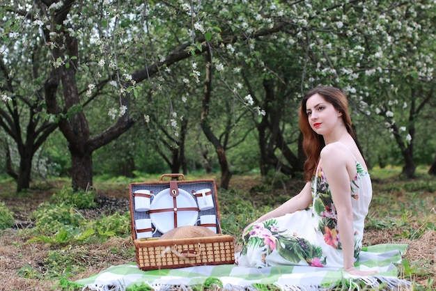 mulher ao ar livre com chapéu vestido natureza