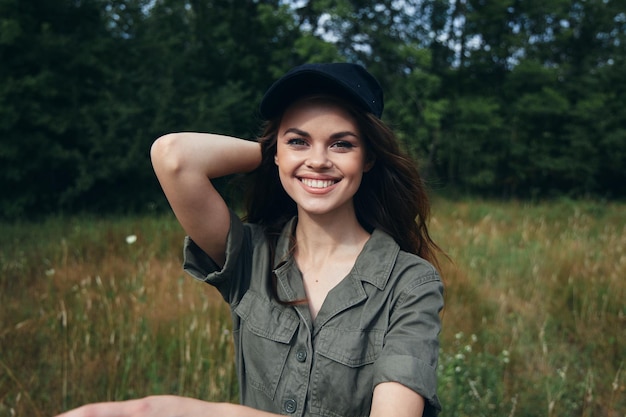 Mulher ao ar livre olhando para o futuro sorriso macacão verde estilo de vida