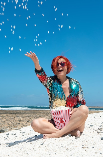 mulher ao sol na areia da Popcorn Beach em Fuerteventura