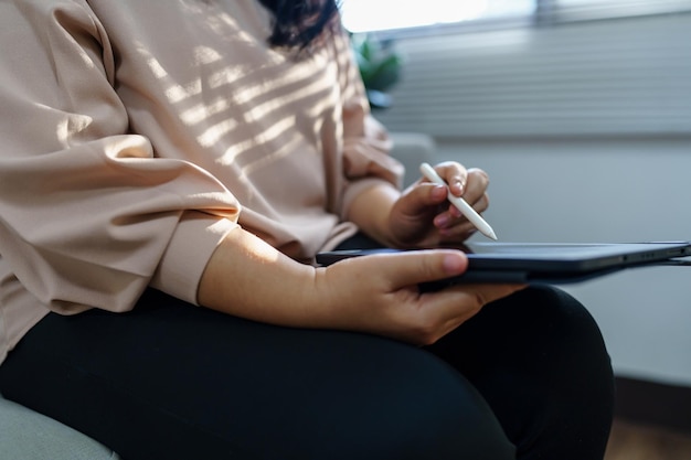 Mulher aperta a mão no ecrã tablet digital Online Conceito de tecnologia de marketing digital