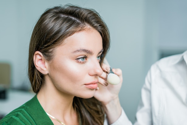 Mulher, aplicando cosmético