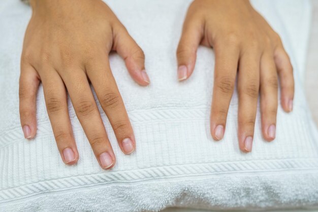 Foto mulher aplicando esmalte nas unhas dos pés no centro de spa