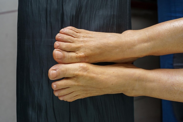 Foto mulher aplicando esmalte nas unhas dos pés no centro de spa