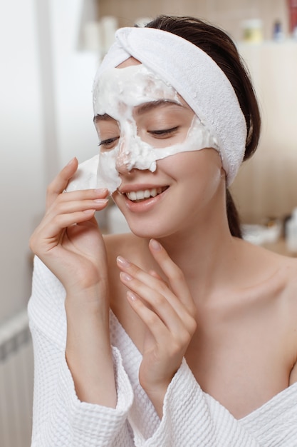 Foto mulher aplicando máscara cosmética de alginato