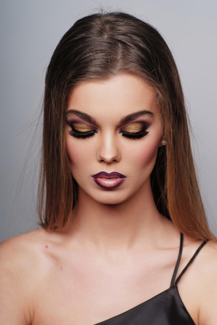 Foto mulher aplicando sombra de olhos olhos com sombra de olhos maquiagem e cosméticos polvo de sombra de olhos moda e beleza sombras de olho maquiagem com sombras escuras