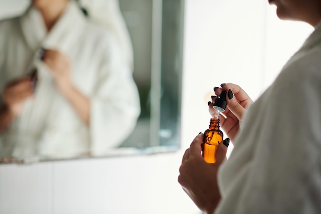 Mulher aplicando soro de retinol