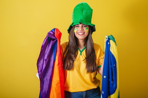 Mulher apoiadora da copa do mundo 2022 do Brasil mostrando a bandeira do brasil ao lado da militância da diversidade da bandeira lgbt Gays lésbicas bissexuais e trans