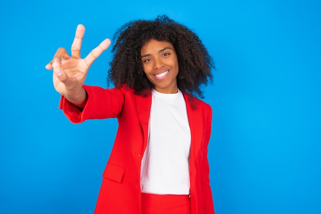 mulher aponta os dedos para a câmera seleciona alguém eu recomendo você melhor escolha