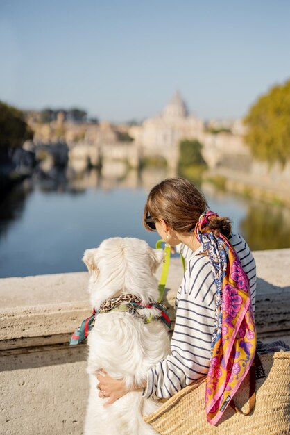 Mulher apreciando a bela paisagem da cidade de roma e do vaticano