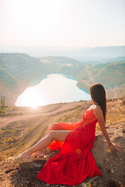 Mulher apreciando a vista da bela natureza