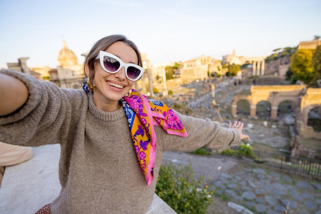 Mulher apreciando a vista no fórum romano em roma