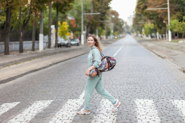 Mulher apta atravessando a rua na cidade