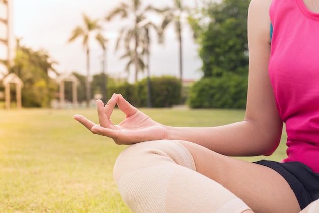 Mulher apta praticando ioga na naturezaworkout depois de acordar de manhãconceito de saúde e estilo de vida