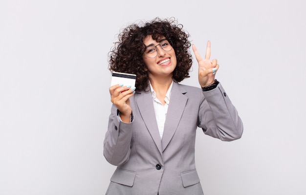 Mulher árabe bonita com crédito. conceito de negócios