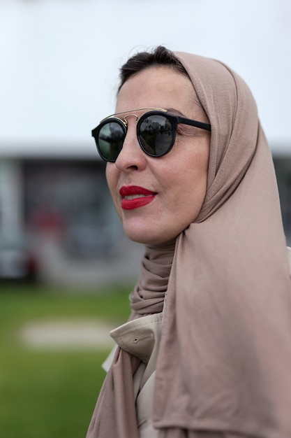 Mulher árabe com retrato de hijab