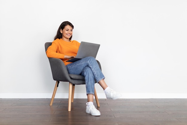 Mulher árabe feliz nômade digital trabalhando no espaço de cópia do laptop