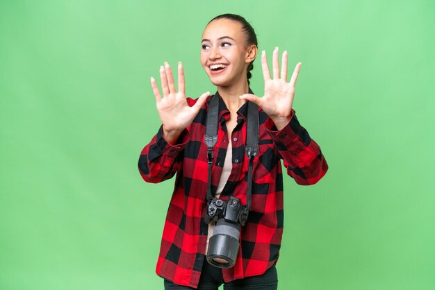 Foto mulher árabe jovem fotógrafo sobre fundo isolado, contando dez com os dedos