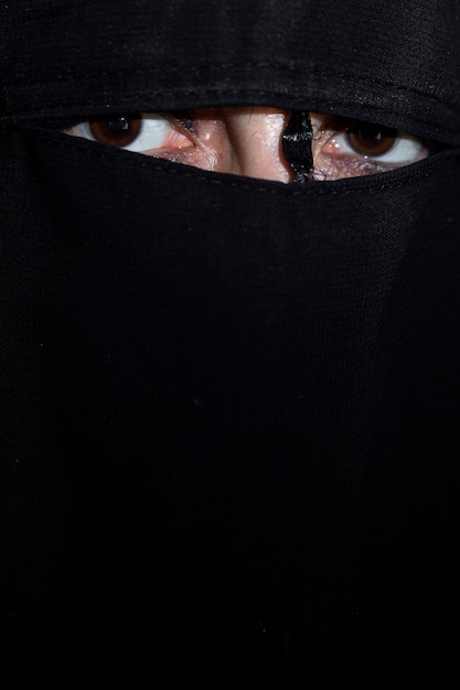 Mulher árabe muçulmana com niqab preto