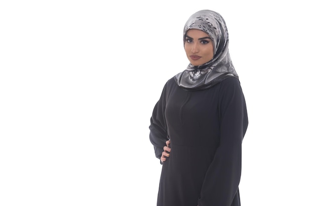 Mulher árabe saudita meio corpo posando confiante