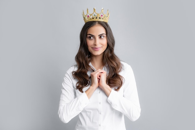 Foto mulher arrogante orgulhosa com coroa de ouro mulher feliz na coroa auto confiante rainha princesa na tiara de diadema conceito de egoísmo