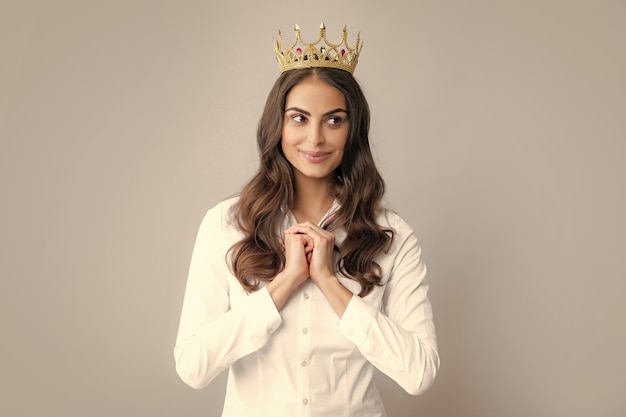 Foto mulher arrogante orgulhosa com coroa de ouro mulher feliz na coroa auto confiante rainha princesa na tiara de diadema conceito de egoísmo