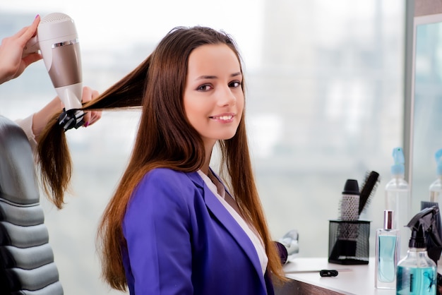 profissional cabeleireiro seco cabelo com uma secador de cabelo e volta  escova de cabelo dentro uma beleza salão. 26689478 Foto de stock no Vecteezy