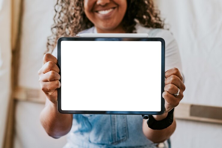 Foto mulher artista mostrando seu próprio desenho no tablet