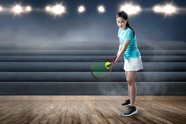 Mulher asian, com, um, raquete tênis, e, bola, em, dela, mãos, pronto, em, sirva posição