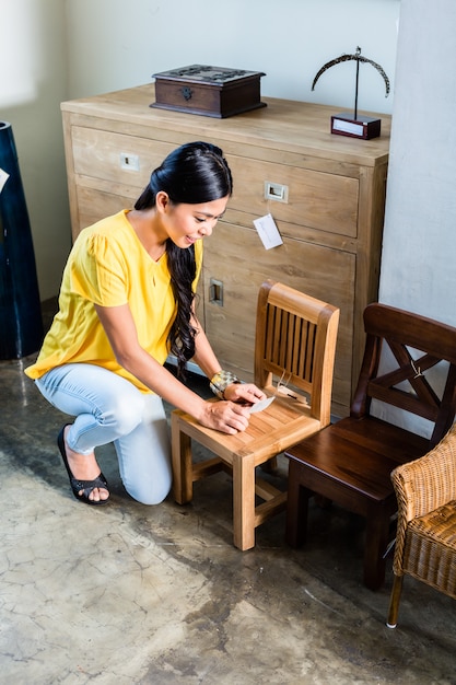 Mulher asian, em, loja mobília, cadeira compra