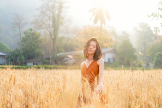 Foto mulher asian, ficar, ao ar livre