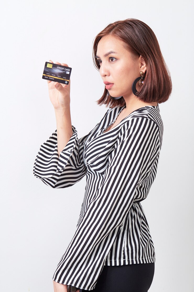 Foto mulher asian, segurando, cartão crédito