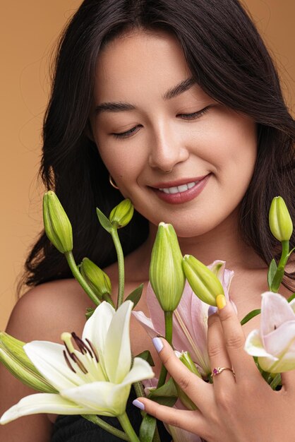 Foto mulher asiática admirando flores frescas