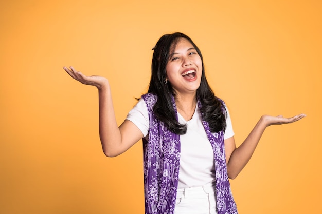 Mulher asiática apertando as mãos enquanto comemora o sucesso