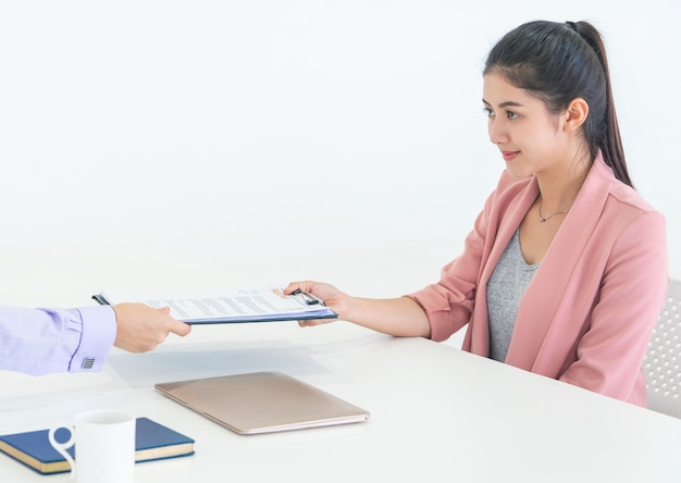 Mulher asiática atrativa nova que toma a entrevista de trabalho